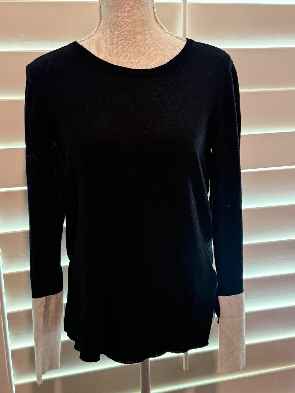 Fate Women’s Pullover Knit Top Black Contrasting White Split Hem Sleeve Casual M
